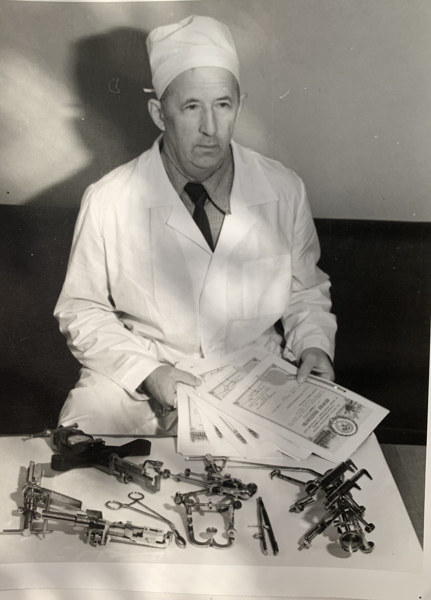 Э.С. Тихонов с созданными им инструментами для проведения оперативных вмешательств. Фото взято из источника https://project6293106.tilda.ws/page36174072.html