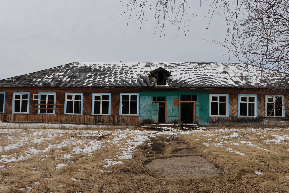 На месте бывшей школы сегодня полуразрушенное деревянное здание с выбитыми окнами