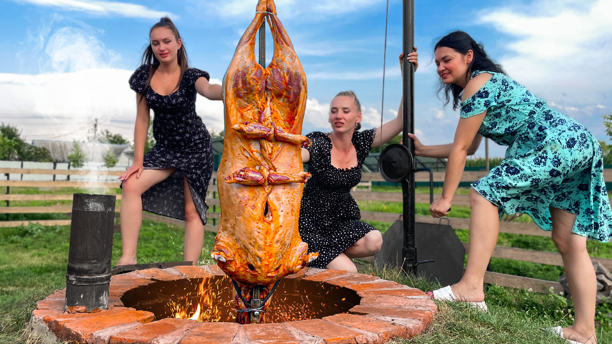 Кадр из видео, где готовим целого барана в тандыре.