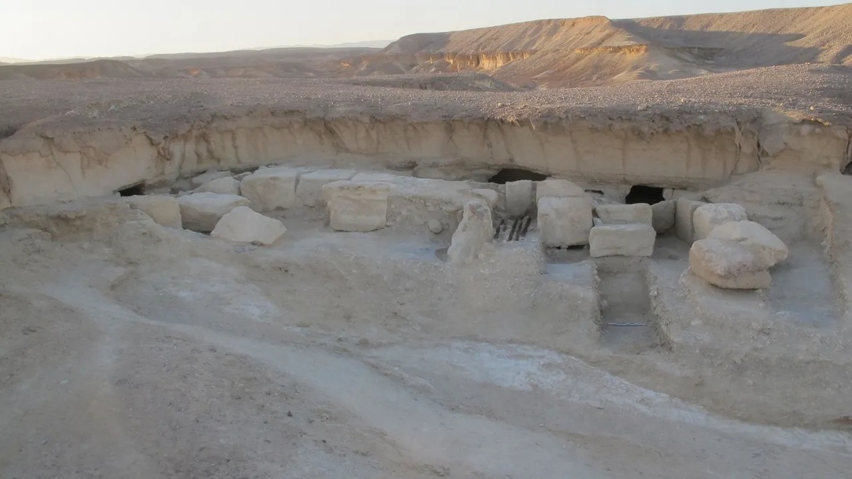 Входы в галереи. Фото Пьера Талле. Источник: https://www.haaretz.com/archaeology/2016-11-23/ty-article-magazine/divers-uncover-worlds-oldest-harbor-in-red-sea/0000017f-e7c7-dc7e-adff-f7eff26f0000