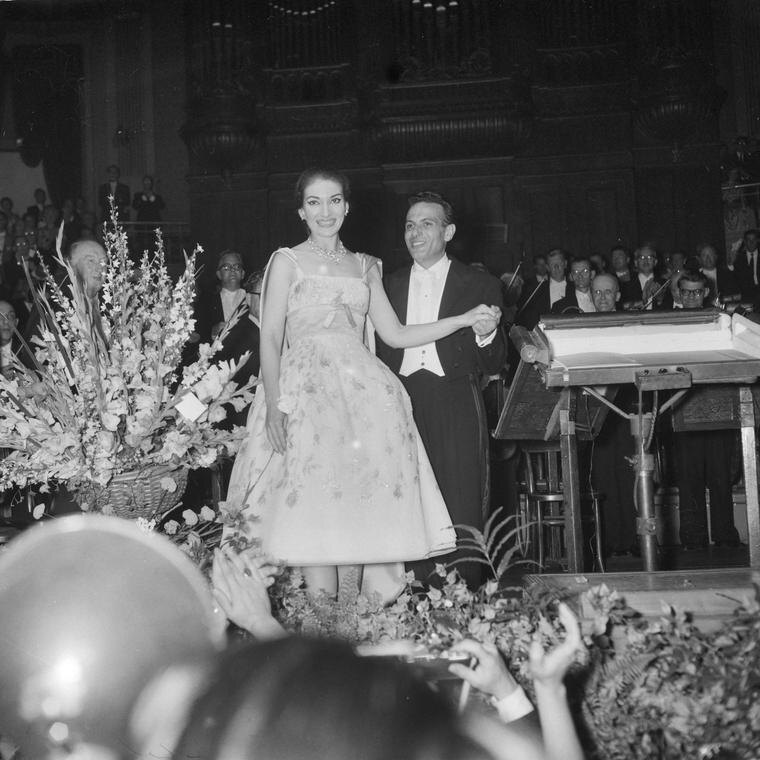 Мария Каллас на пике своей карьеры выступает в Амстердаме в 1959 году, блистая бриллиантами.