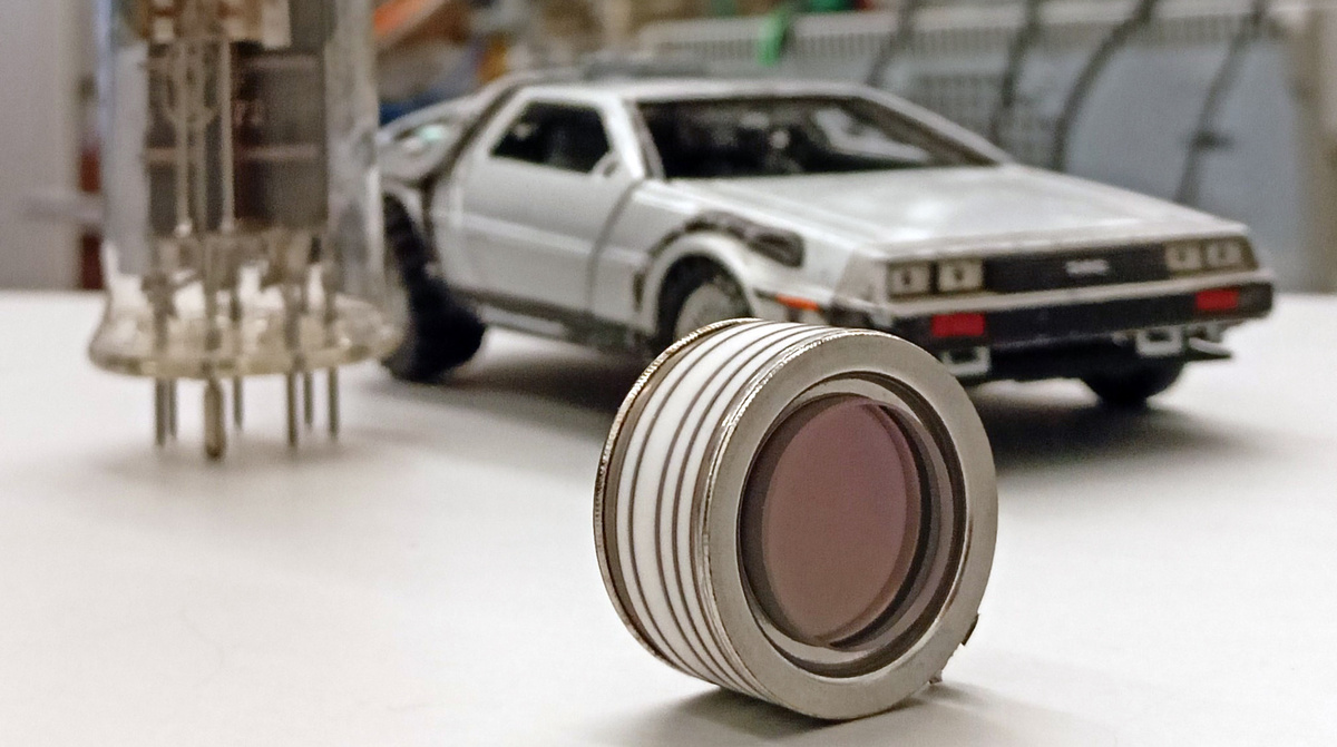    Спинтрон на первом плане, Изображения в спин-поляризованных электронах, полученные с помощью спинтрона. Надпись «spin» была создана путем спиновой селекции поляризованных электронов со спином «вверх», в то время как надпись «1925» была создана электронами со спином «вниз». Надпись посвящена 100-летию открытия спина электрона, Олег Терещенко, аспирантка ИФП СО РАН Анастасия Микаева, старший научный сотрудник кандидат наук Владимир Голяшов (слева направо), Спинтрон в сравнении с вакуумной лампой, Спинтрон отдельно,