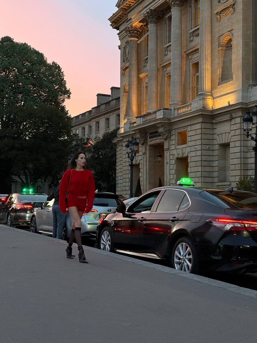    Алина Загитова прогулялась по улицам ПарижаСоцсети Алины Загитовой