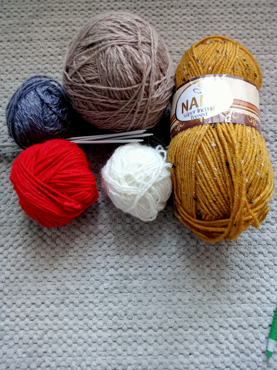 Почему- то я захотела связать из карачаевской, какая-то ностальгия, может быть, что это основная пряжа, из которой вязала в молодости.