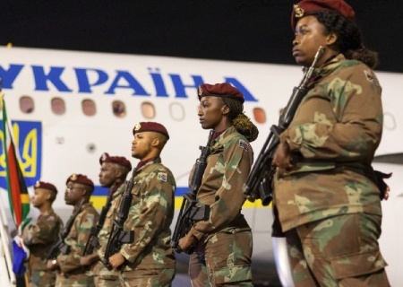    Зеленский сократил визит в ЮАР и поручил Умерову потребовать у союзников ПВО из-за массированной ракетной атаки ВС РФ