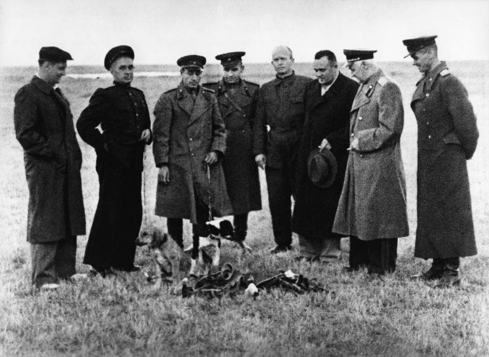 На месте приземления четвероногих «космонавтов» – ЗИБа и Рожка. Слева направо: …, В.И. Попов, А.Д. Серяпин, …, В.И. Яздовский, С.П. Королёв, А.А. Благонравов, ... Капустин Яр, 1951 год.