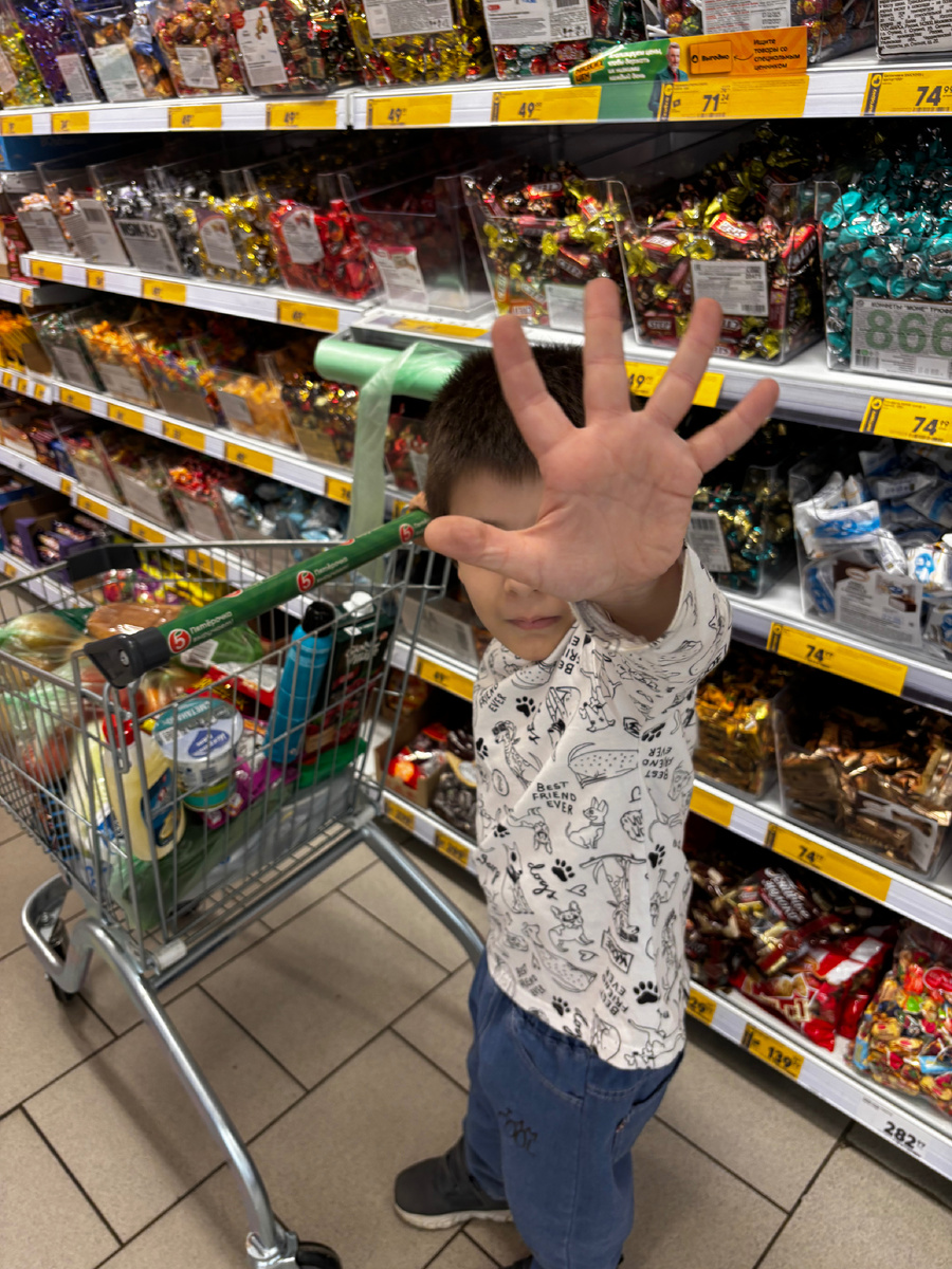 Зашли вчера в Пятерочку, самая дешевая картошка стоит 119 рублей. Я за месяц на Дзен даже на кило картошки не зарабатываю