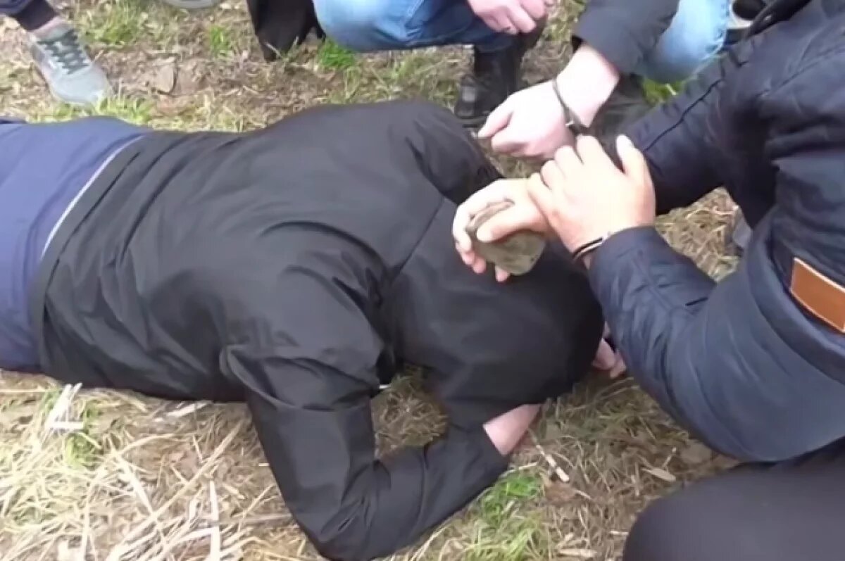    На кадрах мужчина показывает, как именно бил пострадавшую.