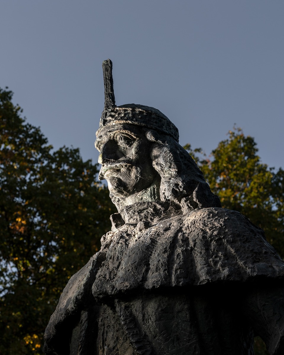 Эта статуя Влада III Дракулы, или Влада Цепеша, расположена в парке Киндия в Тырговиште, Румыния.