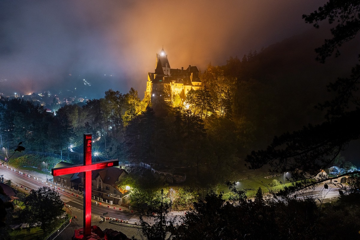ВАМПИРСКИЙ ОСТРОВ Замок Бран, также называемый замком Дракулы, был достроен в 14 веке для защиты границ Трансильвании от Османской империи — за 60 лет до правления Влада III. Хотя он не имеет никакой связи с воеводой, он остается популярным туристическим направлением, функционируя как исторический музей.