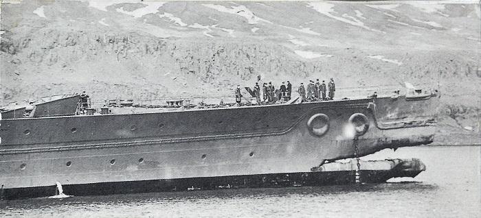 Повреждение носовой части корабля «Король Георг V». 1 мая 1942 г.
Фотокопия из фондов музея «Ледокол «Красин»