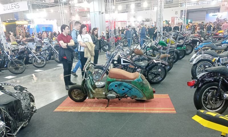 На переднем плане мотороллер "Тула" с двигателем от мотоцикла "Урал"