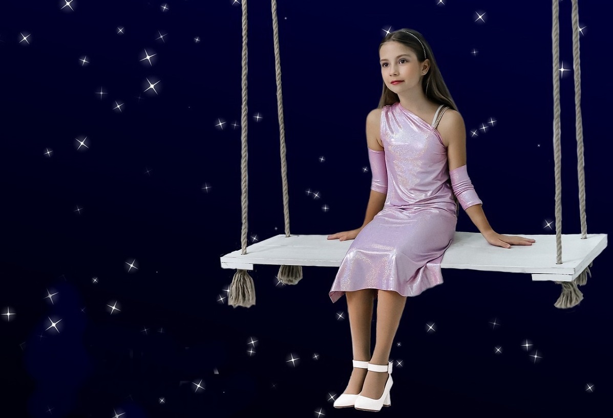    По словам Эвелины, песня «Звёзды» отражает её внутренние переживания и мечты