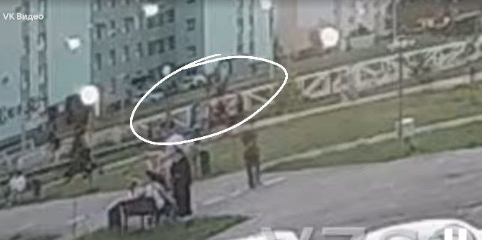 Вот на этом пятачке люди оттаскивают агрессора от ребенка. Фото: тг-канал "Мигранты — всё как есть".