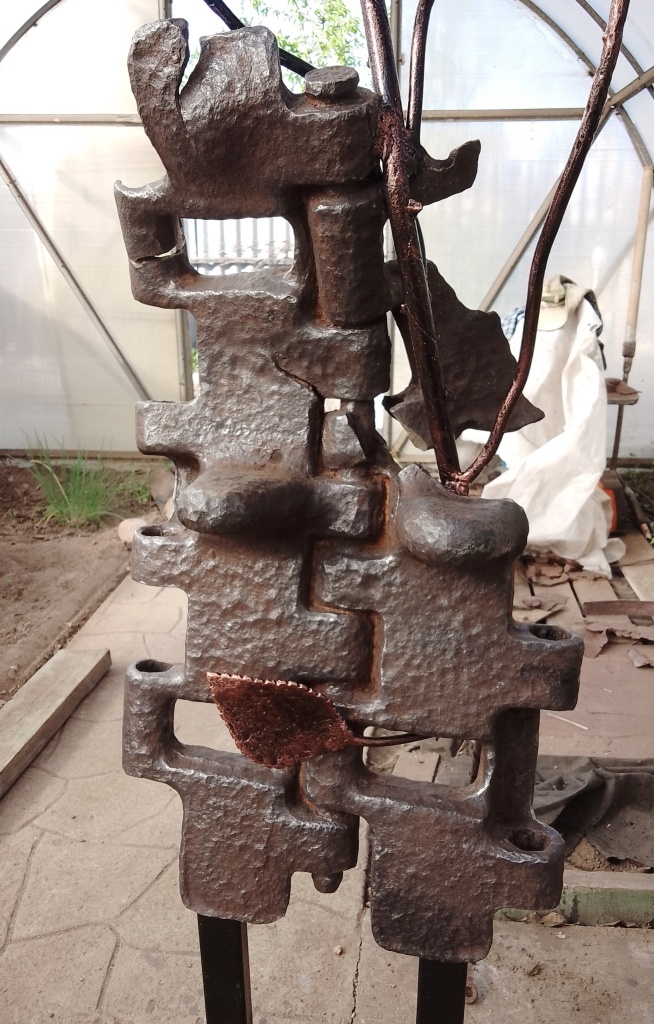 Траки от танка КВ, скорее всего подрыв на мине, найдены за ст. Тингута, высота примерно 80 см, вес 40-50 кг, я их не стал красить так лучше виден цвет ходовой части этой машины.