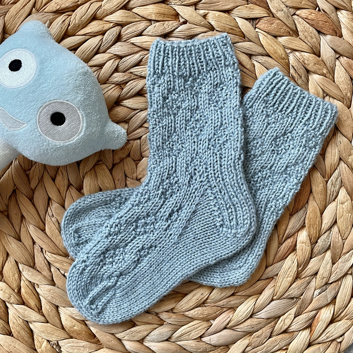 Лаконичные носочки с теневым узором на 1-2 года