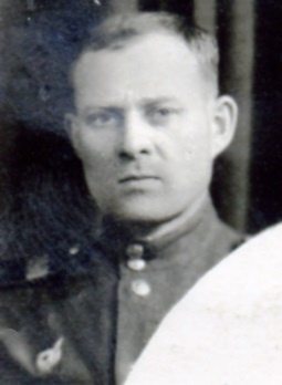 Родился 5 апреля 1906 года в Казани.