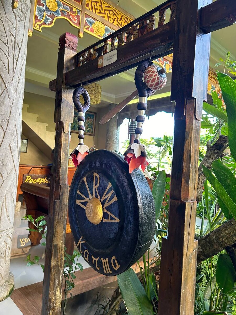 "Please, ring the gong for service"