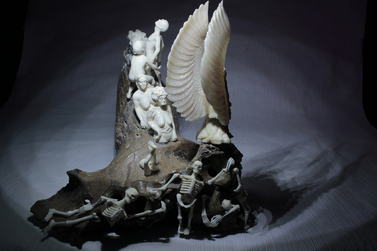 рог ископаемого носорога , клык моржа , рог горного козла 