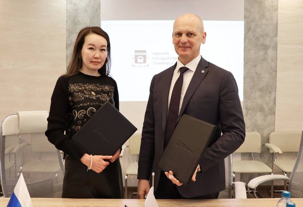 Директор по персоналу Системного оператора Байрта Первеева и ректор ОмГТУ Павел Корчагин