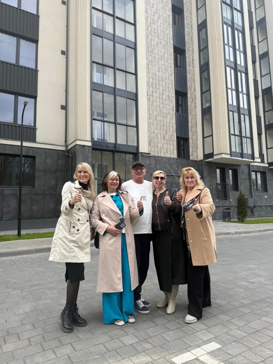 Я с коллегами и клиентами на фоне ЖК Теодор Кроне