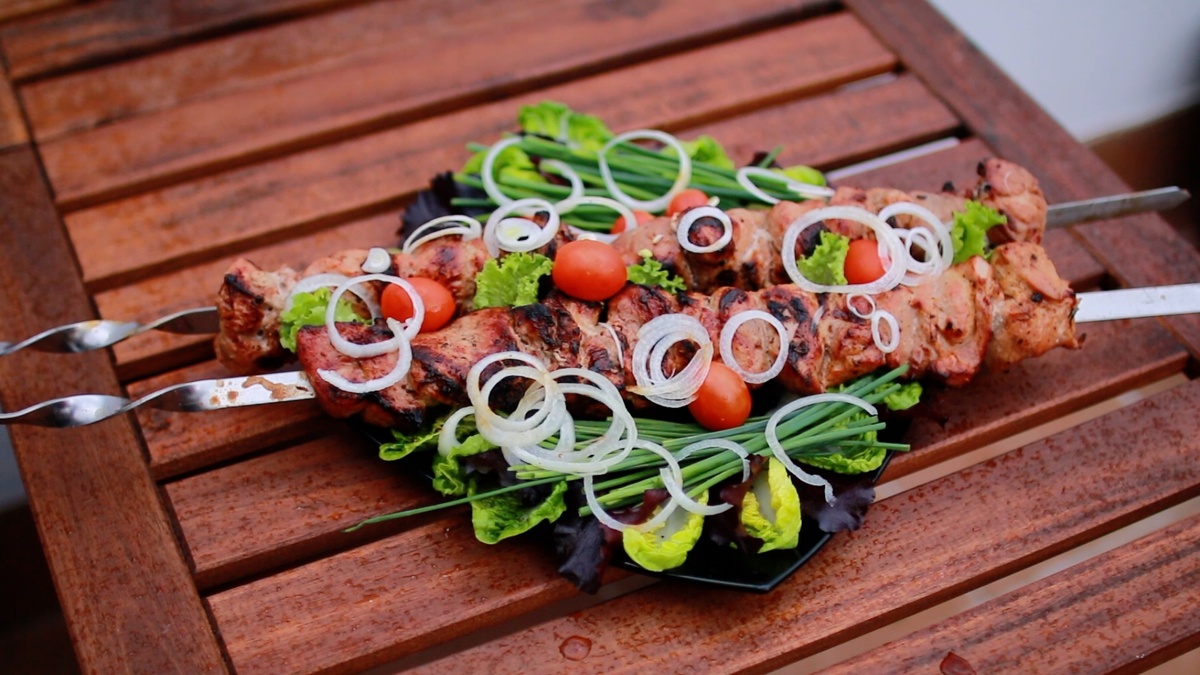Вкуснейшие шашлыки по рецепту Семейной кухни. 3 рецепта шашлыка из свинины: на минералке, айране и пиве. Как сделать сочный и нежный шашлык из свинины. Лучший маринад для шашлыка. Какой шашлык вкуснее? Принципы маринования мяса.