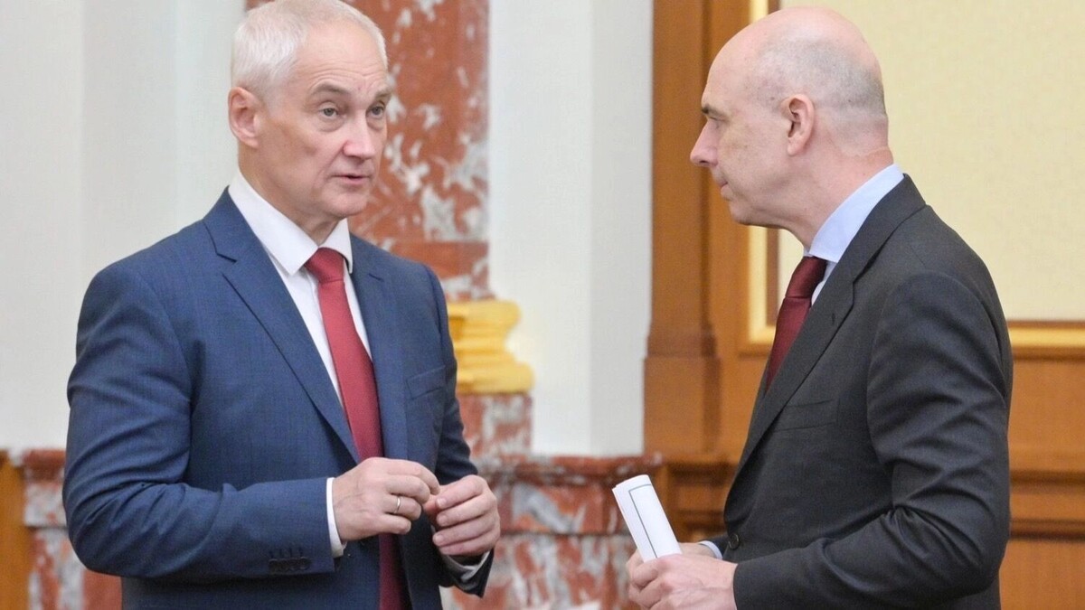 У министра обороны РФ Андрея Белоусова и министра финансов РФ Антона Силуанова (слева направо) задача одна: бюджет должен обеспечивать обороноспособность страны. Фото: Александр Астафьев. POOL/ТАСС