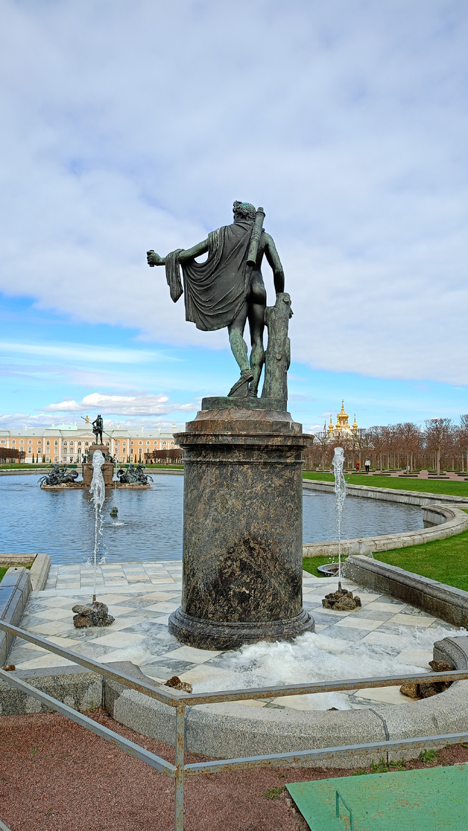 Вот такая красота открылась нам сразу при входе в парк (который верхний)