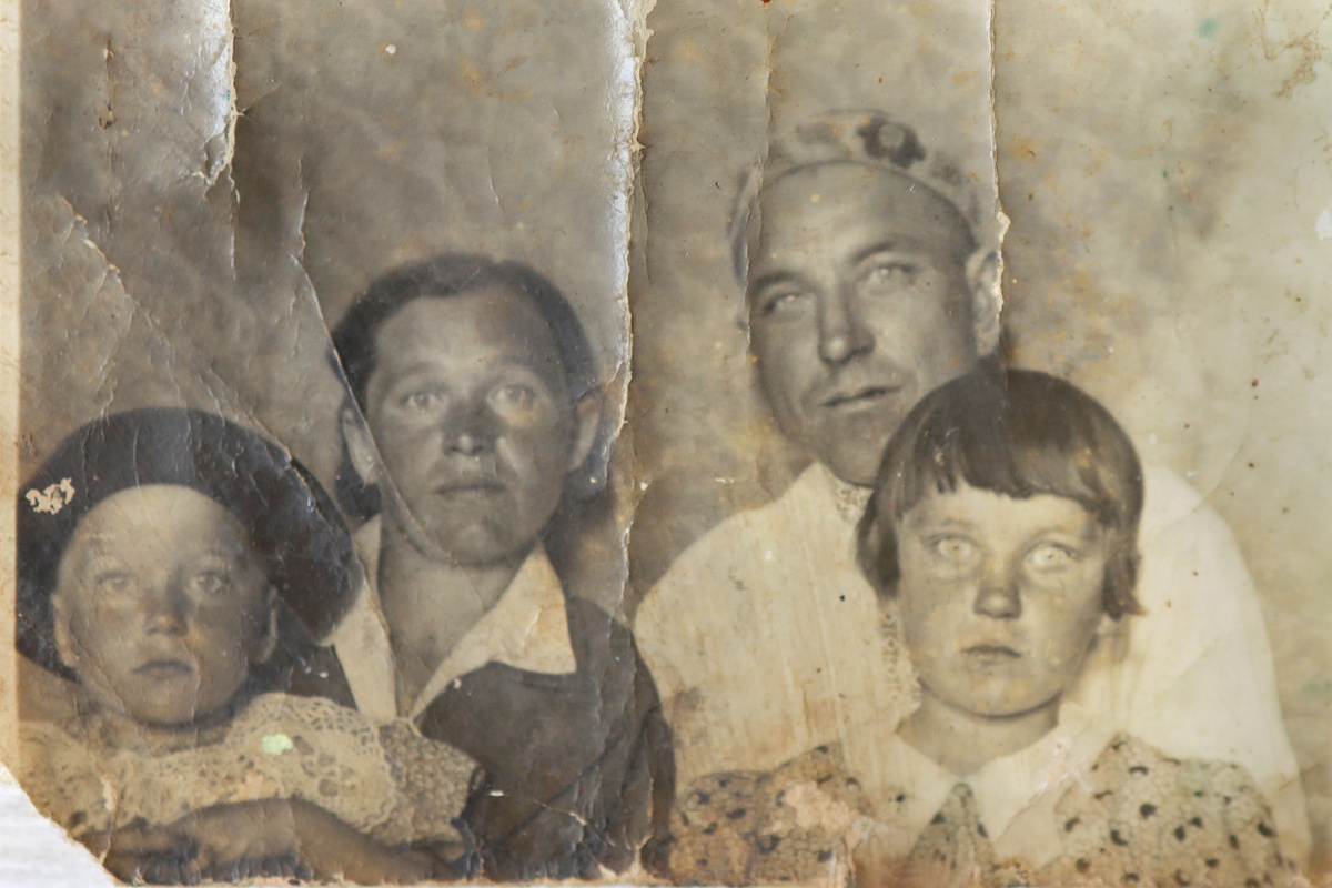 Кононыхины Федор, Ксения и их дочери. На следующем фото трогательное послание, написанное на обратной стороне.