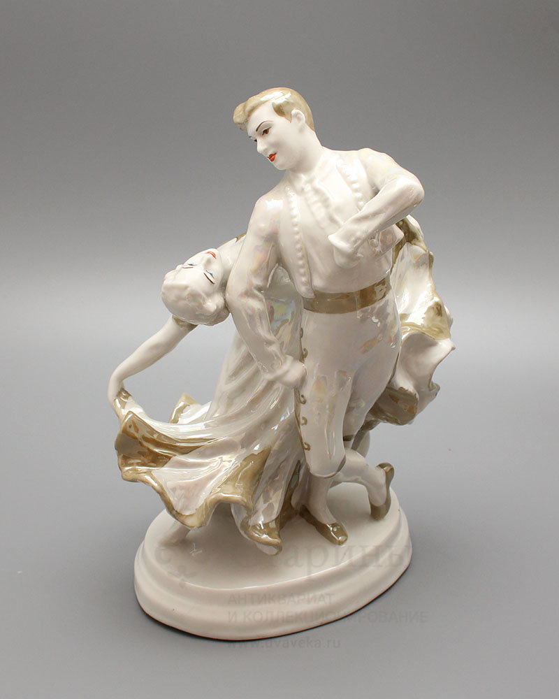 Скульптура «Испанский танец», скульптор В. И. Сычев, ЛЗФИ, 1950-60 гг. Фото с нашего сайта dvaveka.ru