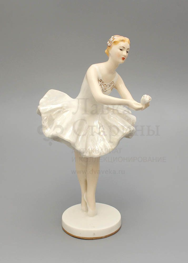 Статуэтка «Балерина с цветком», скульптор В. И. Сычев, ЛЗФИ, 1950-60 гг. Фото с нашего сайта dvaveka.ru