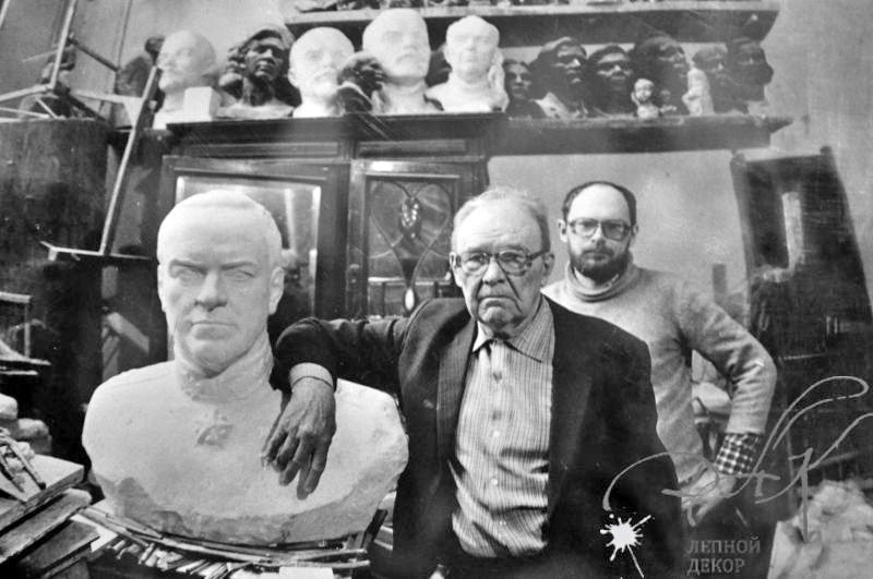 Скульптор Владимир Исакович Сычёв в мастерской. Источник: museumanapa.ru