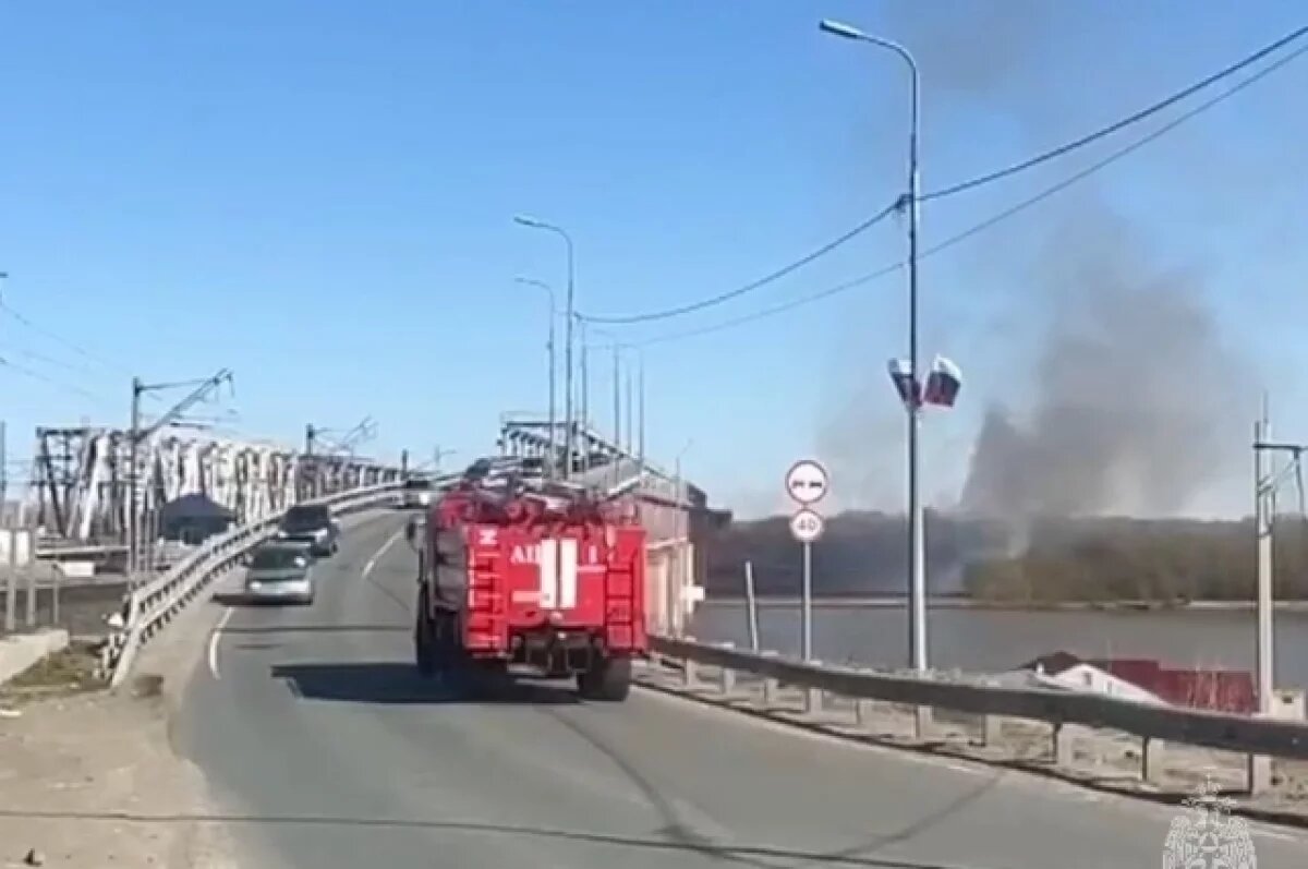    За Старым мостом Барнаула горит сухая трава