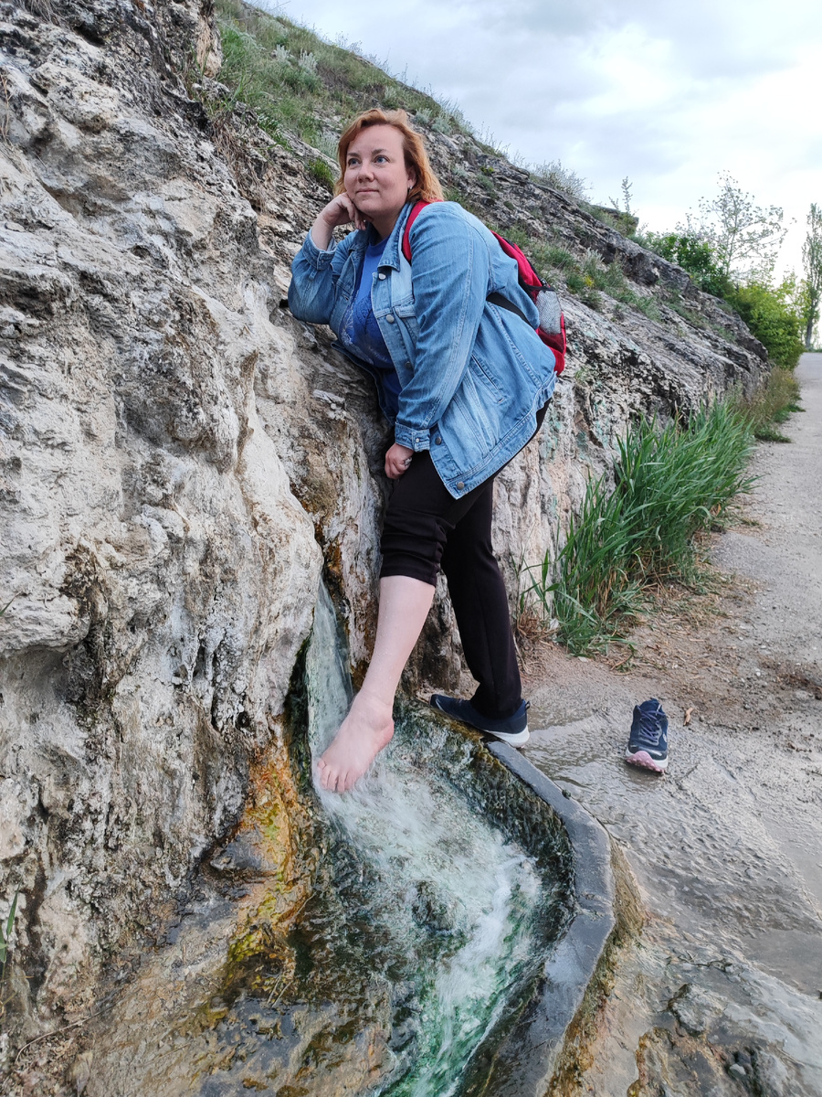 Лечу ногу в термальном источнике (апрель 2025 года)