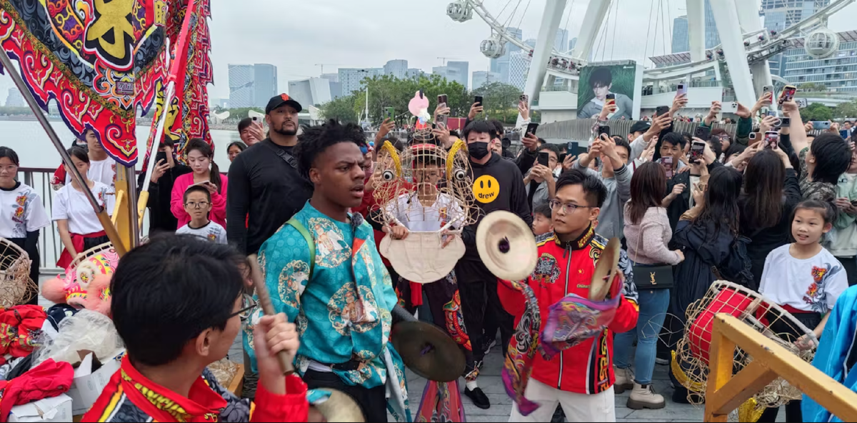 Американский стример Даррен Джейсон Уоткинс-младший, также известный как IShowSpeed, 5 апреля 2025 года играет на традиционном китайском музыкальном инструменте в Шэньчжэне, провинция Гуандун, Китай. 