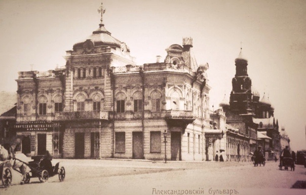 Позади виднеется прекрасная когда-то Знаменская церковь 