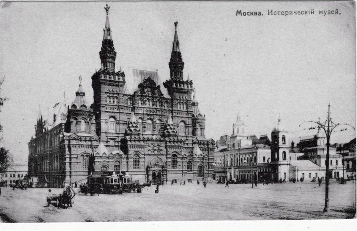 Первый электрический трамвай в Москве на фоне исторического музея. 25 марта (6 апреля) 1899 года. Автор фото неизвестен.