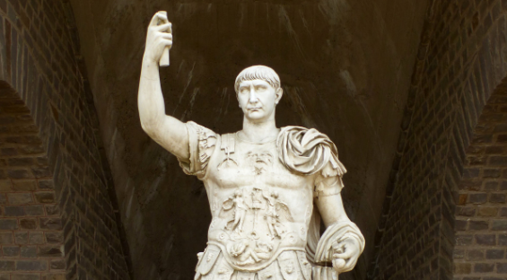 Античный инспектор Росморожнадзора показывает брикет мороженного, найденного на Сахалине / Фото: pxhere.com