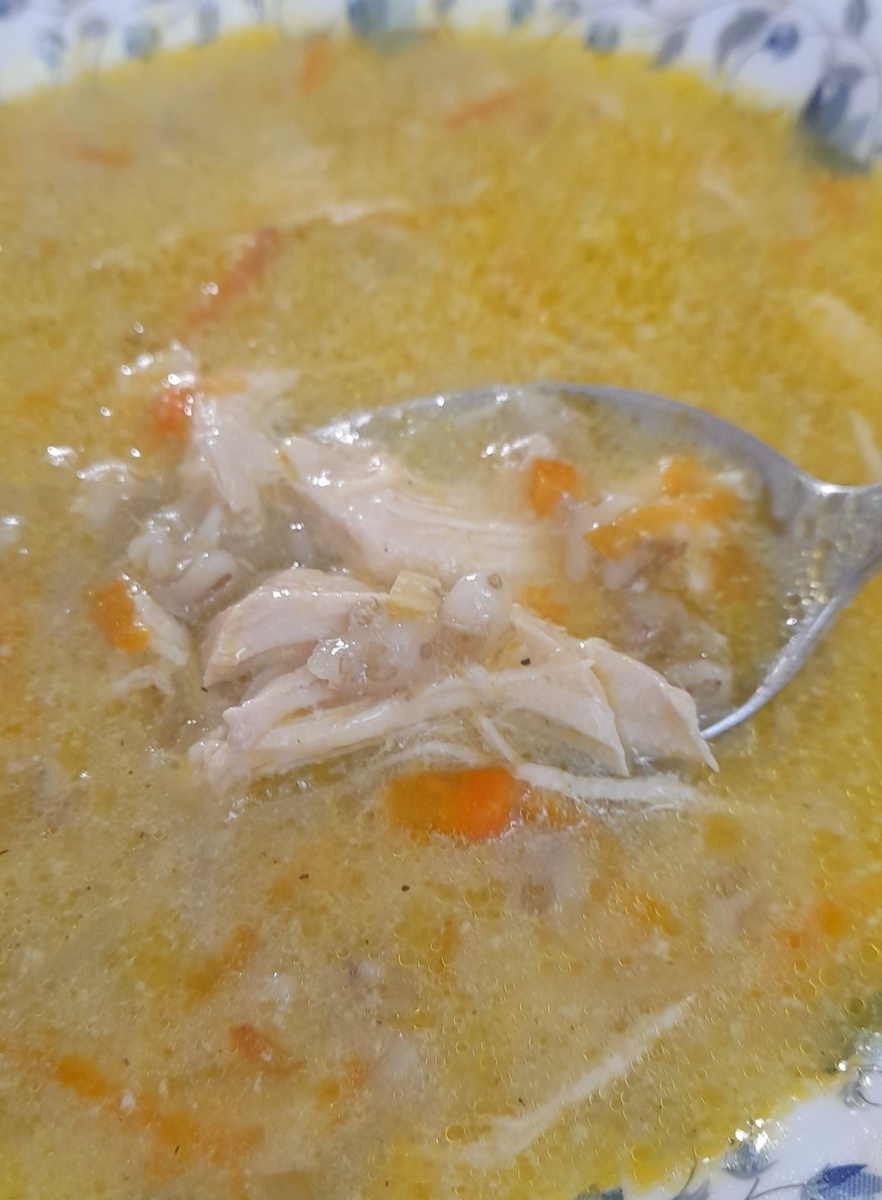 На фото в супчике отварное куриное филе – тоже вкусно, но с ображенными кусочками – еще вкуснее :)