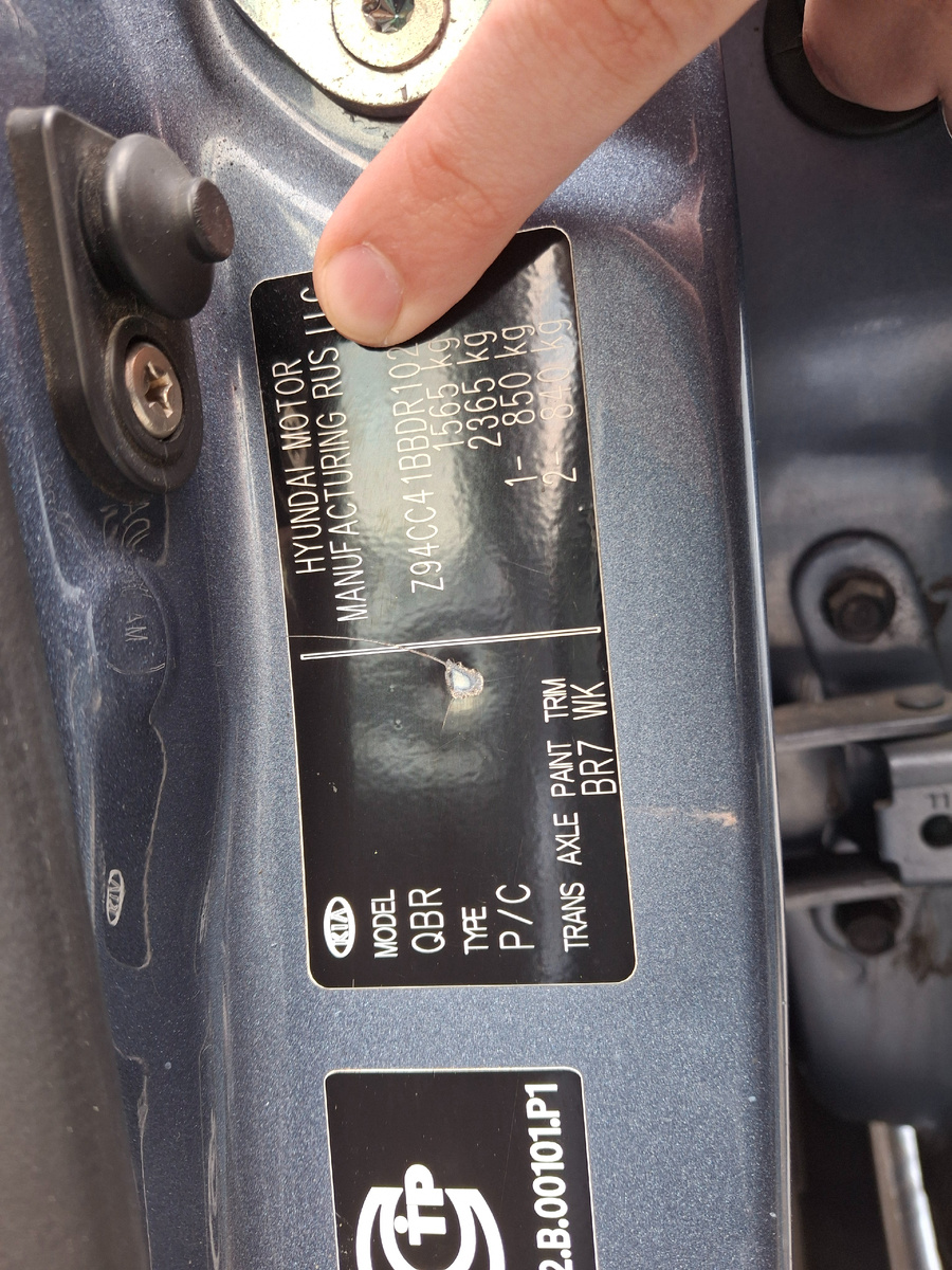 VIN номер на наклейке на левой стойке 