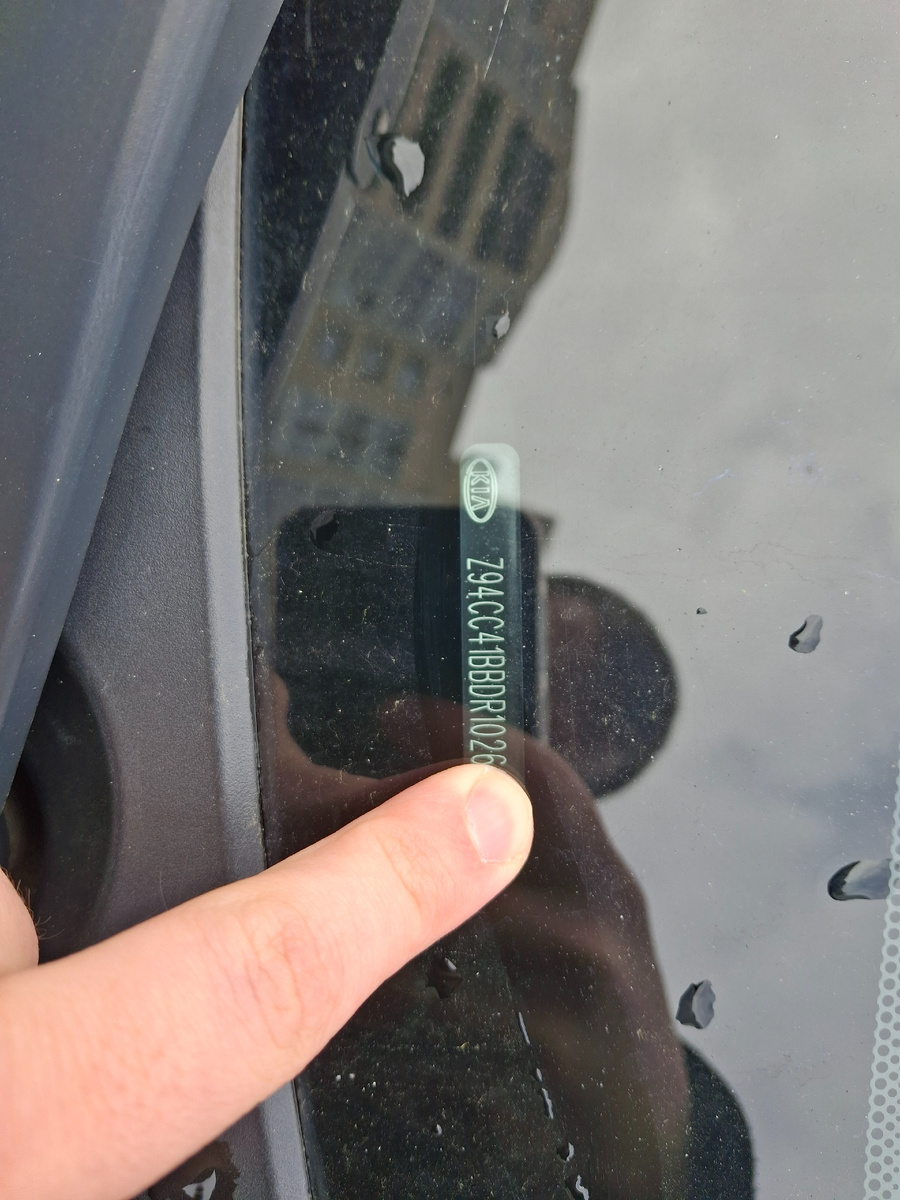 VIN номер под лобовым стеклом 