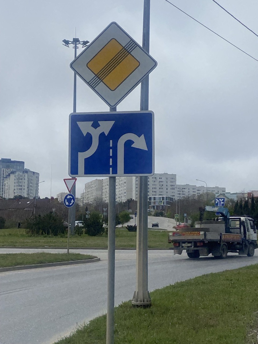 Знак 5.15.2 – узкий, размещается над конкретной полосой и указывает, куда можно двигаться только с нее.                                                                                                                           
    Регулировать движение на сложных и загруженных перекрестках помогают знаки 5.15.1 и 5.15.2 «Направление движения по полосам».  Что обозначают? Где устанавливаются? И что будет, если их проигнорировать? Разбираемся в деталях.