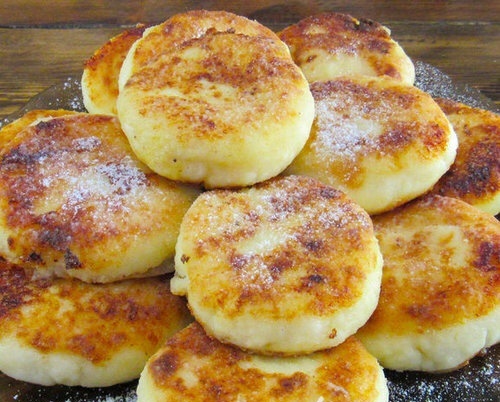 Привет, друзья! Сегодня приготовим сырники как в советских кафе — с хрустящей корочкой и воздушной серединкой. Это идеальный завтрак или полдник, который готовится за 20 минут. На 4 порции!