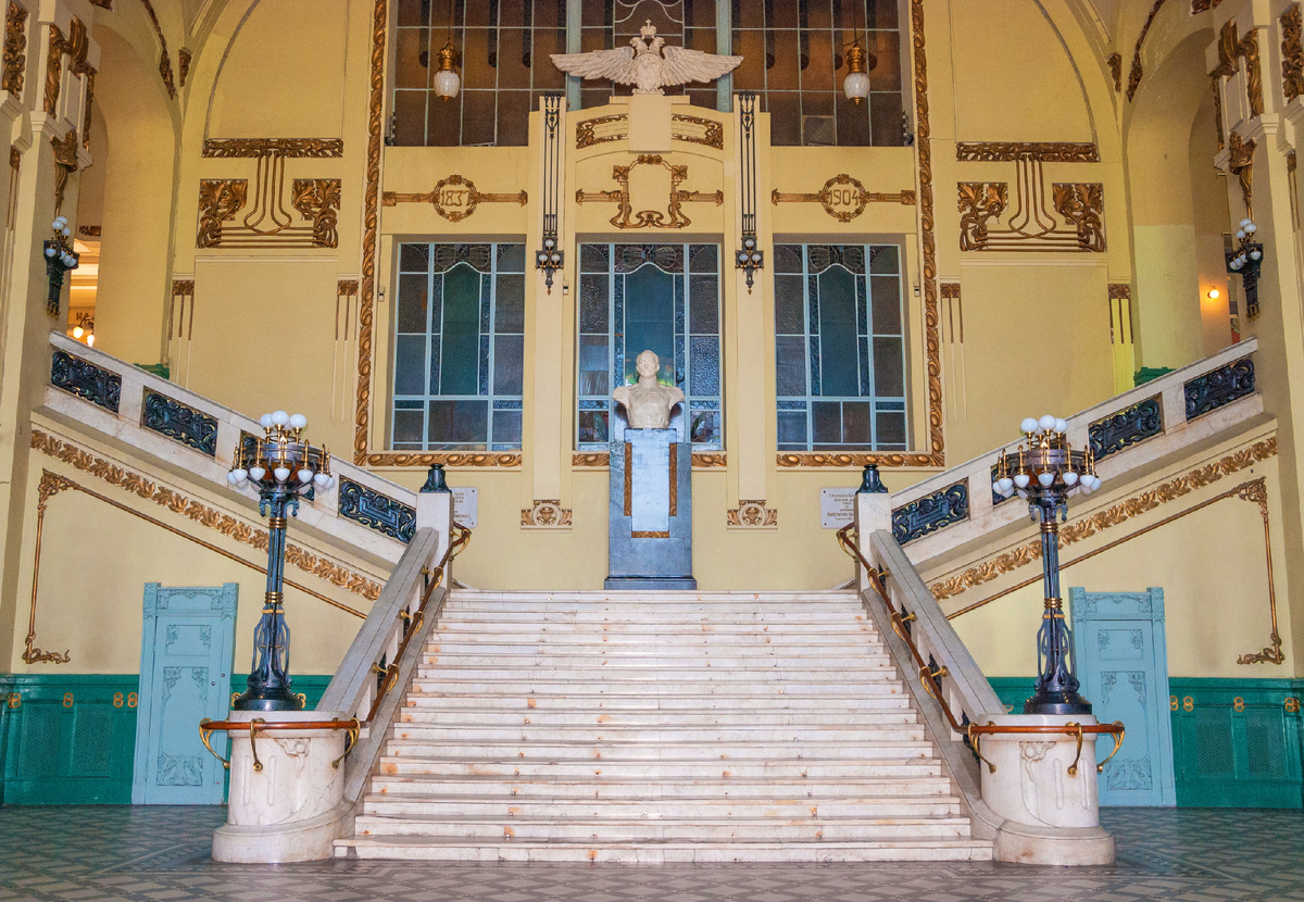 Парадная лестница с бюстом императора Николая I