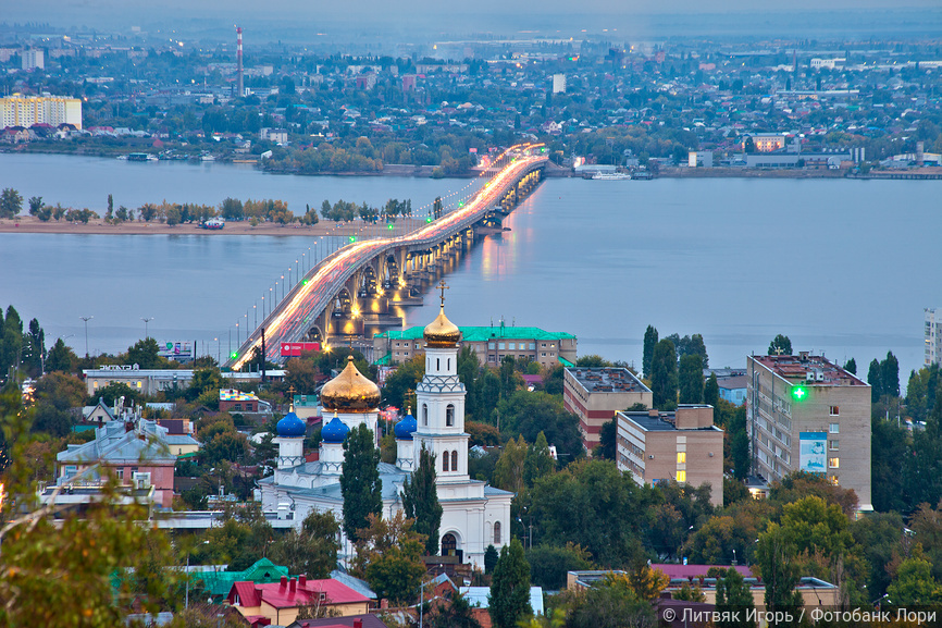 Вид на города со смотровой площадки. Автомобильный мост через реку Волгу
