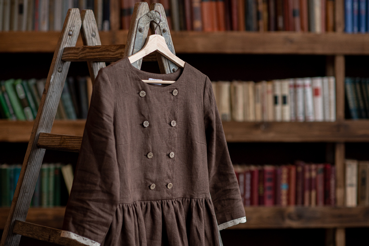 Льняное двубортное платье из шоколадного льна