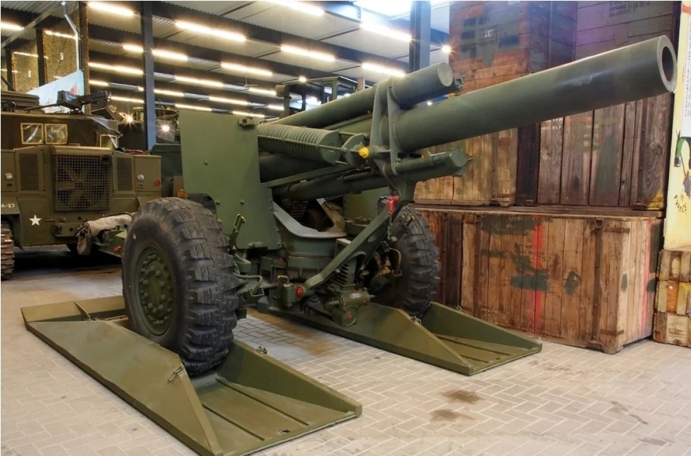 Украина получила «щедрый» подарок в виде старых, практически музейных экспонатов — 155-мм гаубиц М114 американского производства. / Фото: Alf van Beem / ru.wikipedia.org