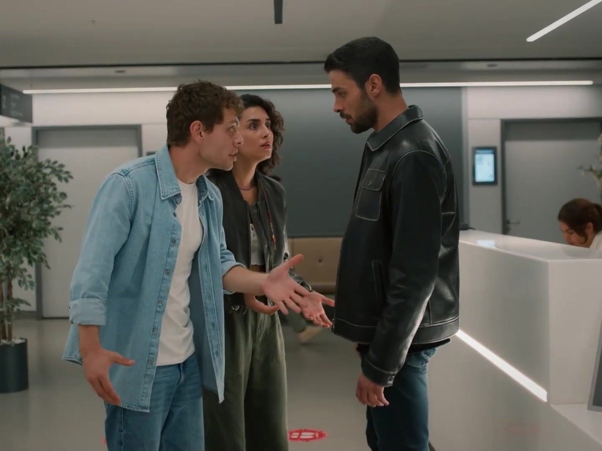 кадр из сериала "Дикий"