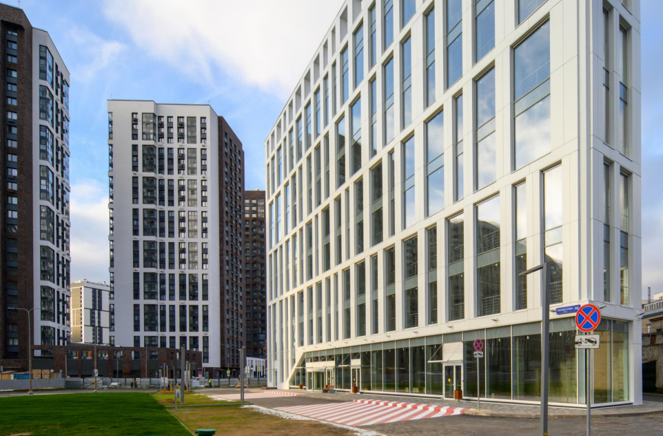 Бизнес-центр интегрирован в городскую среду, поэтому работники могут пользоваться инфраструктурой ближайшего ЖК и района в целом