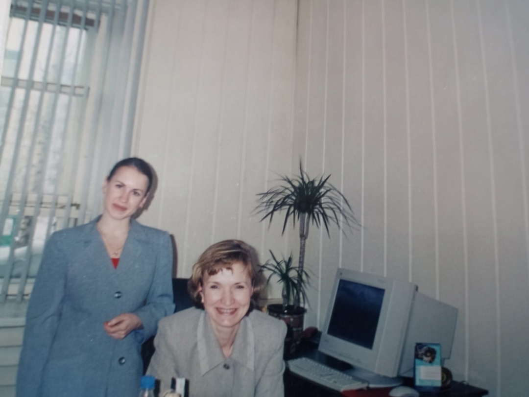 Фото не очень хорошего качества, но от этого не менее ценно для меня. Совместных фото у нас не так много. Это Лада Геннадьевна на своём рабочем месте. И рядышком я. И да, такие мониторы современной молодёжи, наверное, кажутся чем-то эпохи динозавров))